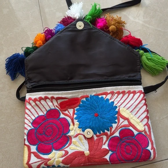 Floral embroidered tassel clutch - Picture 5 of 5